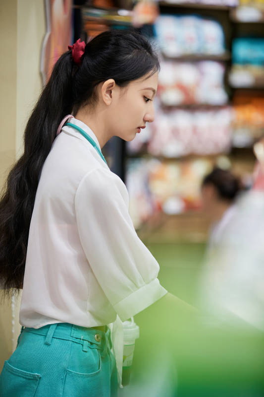 假日悠闲逛商场的中国少女图片