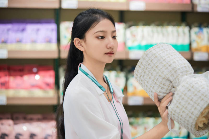 假日悠闲逛商场的中国少女图片