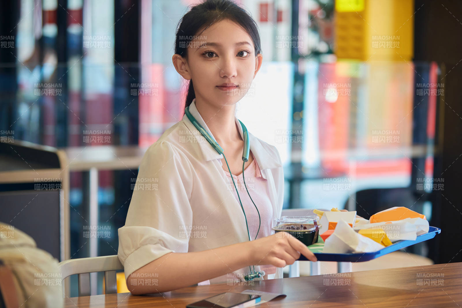 在商场快餐厅大吃特吃的中国可爱少女人像图片