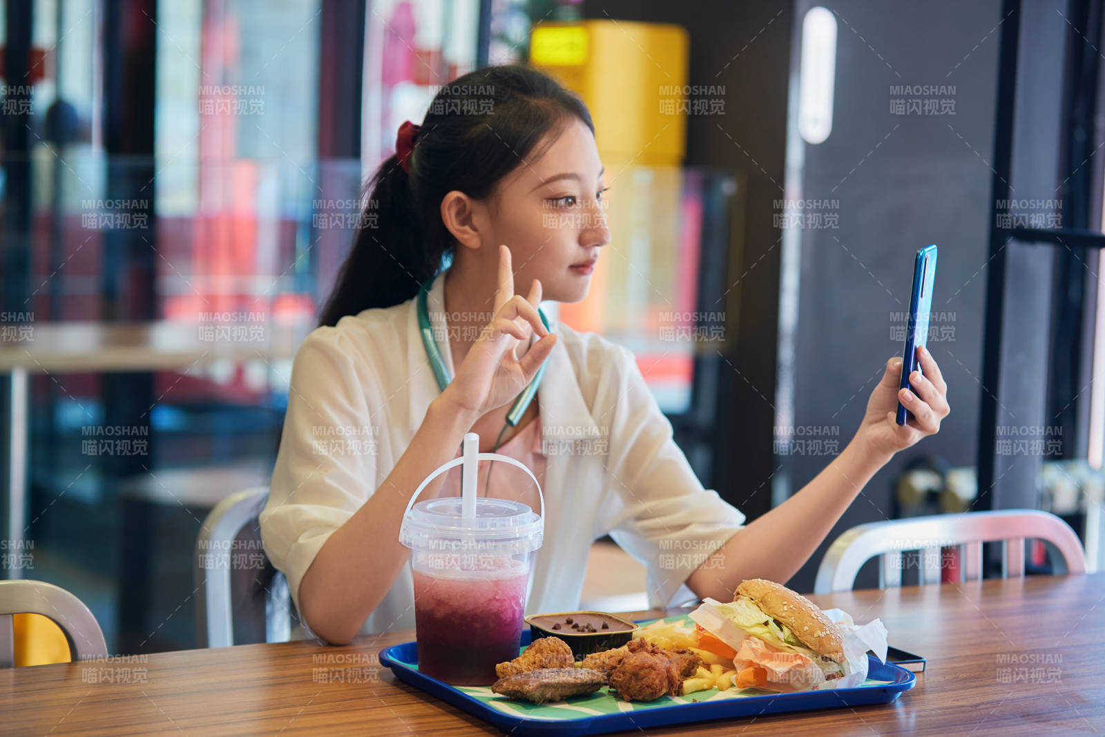 在商场快餐厅大吃特吃的中国可爱少女人像图片
