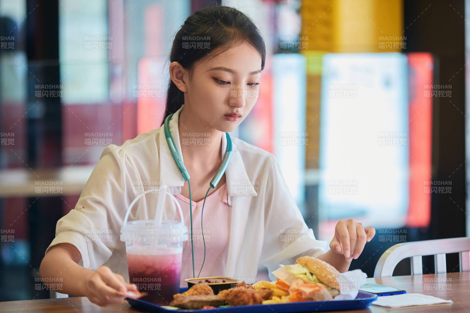 在商场快餐厅大吃特吃的中国可爱少女人像图片