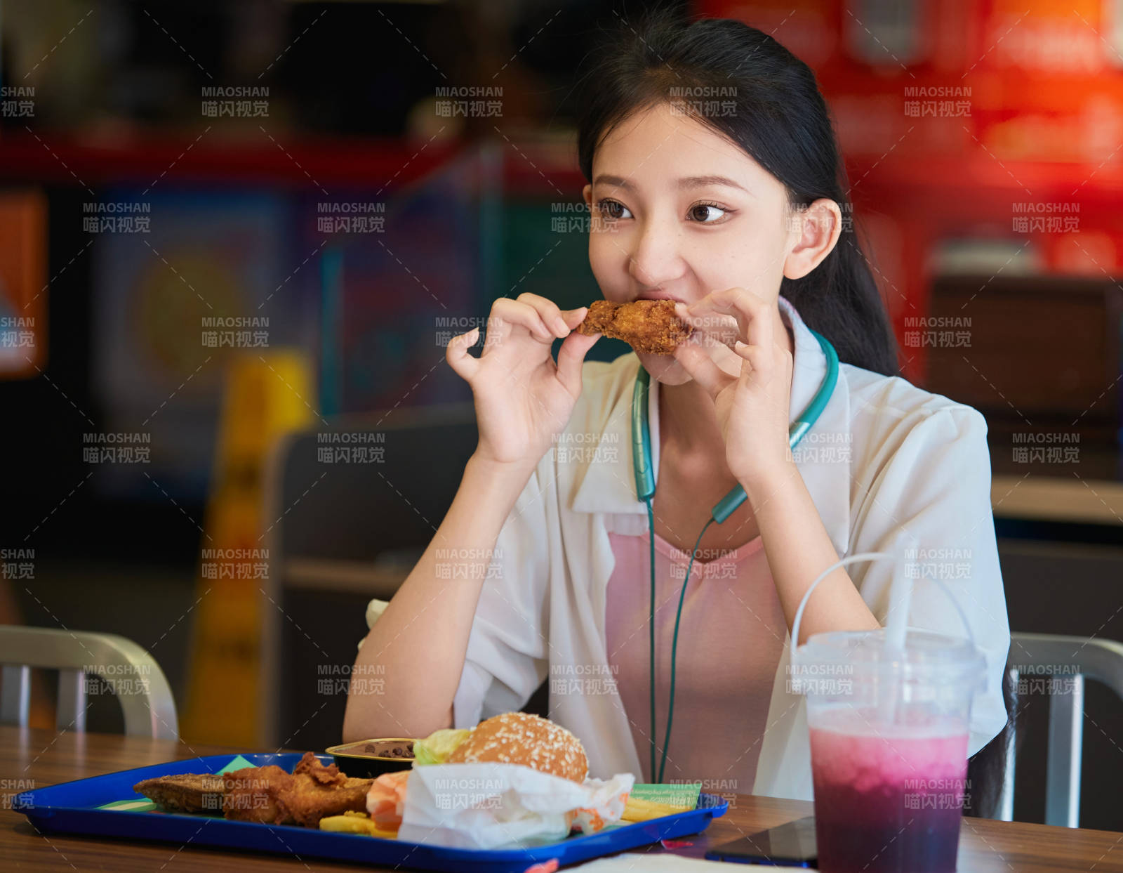 在商场快餐厅大吃特吃的中国可爱少女人像图片