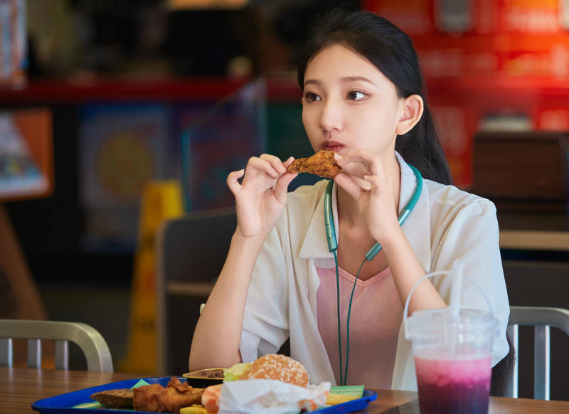 在商场快餐厅大吃特吃的中国可爱少女人像图片
