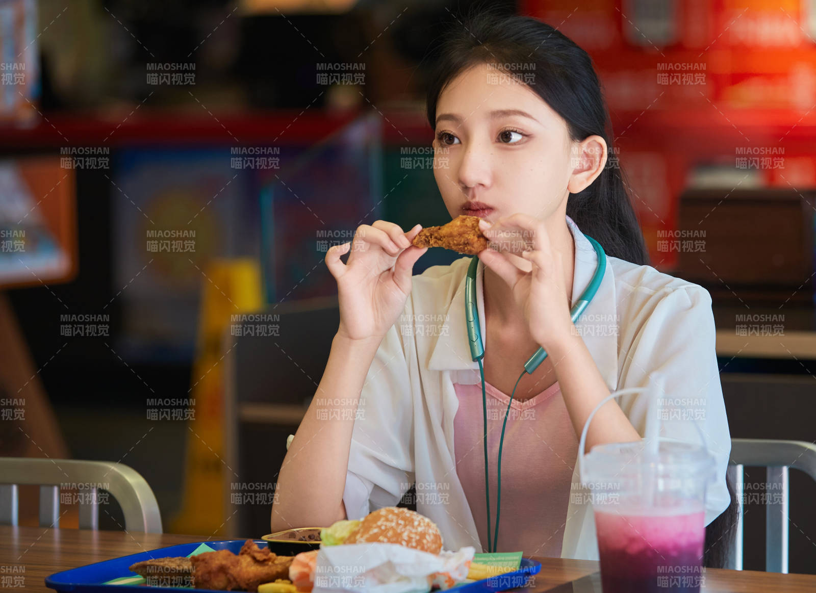 在商场快餐厅大吃特吃的中国可爱少女人像图片