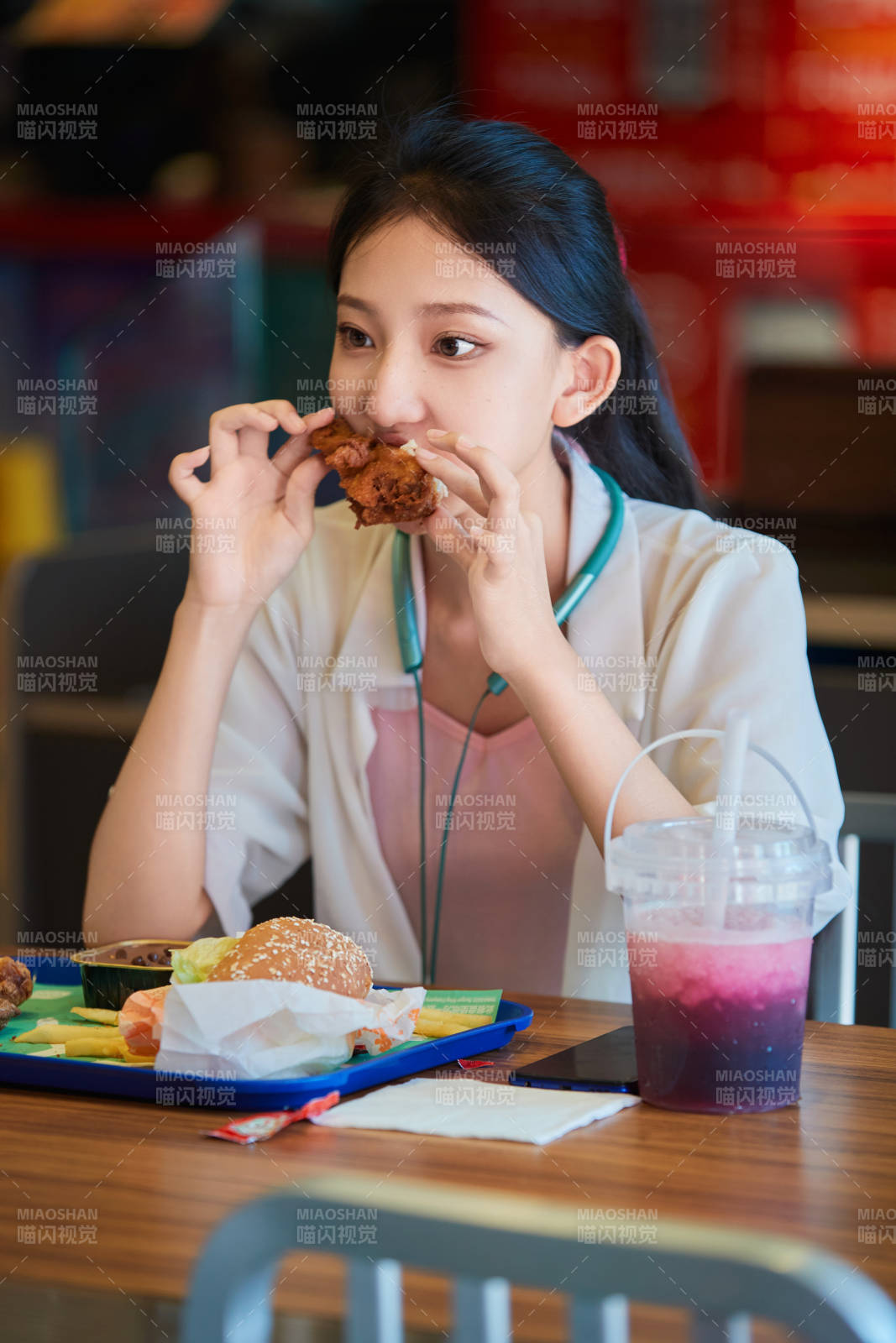 在商场快餐厅大吃特吃的中国可爱少女人像图片