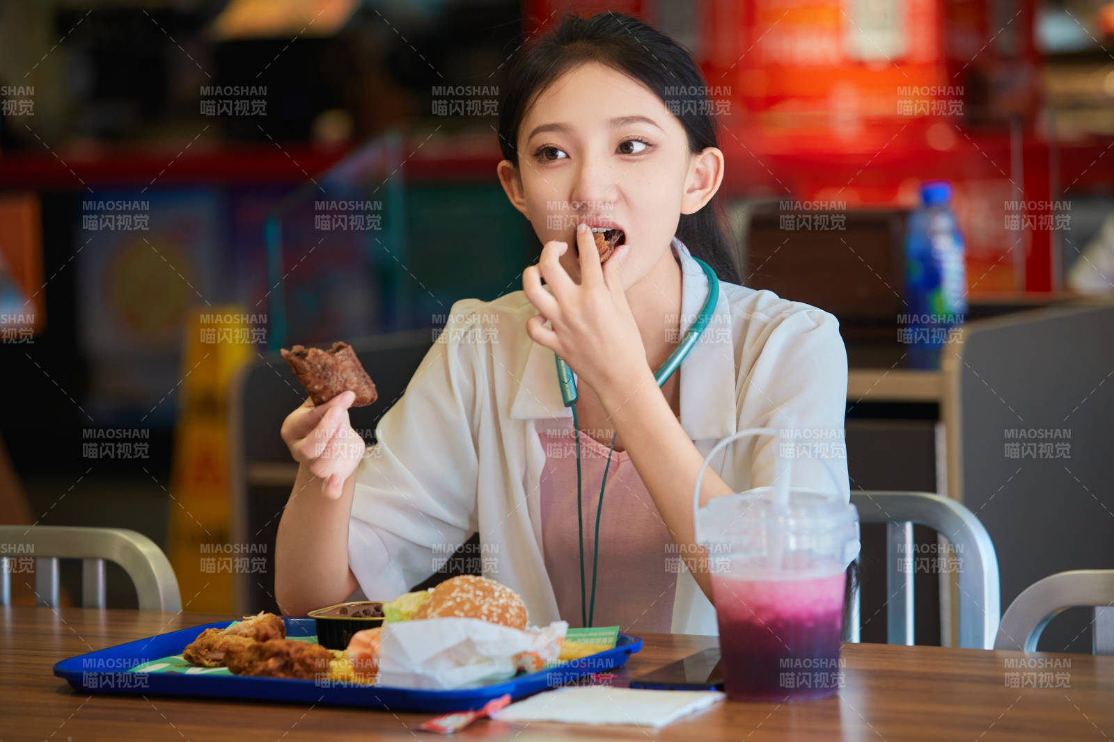 在商场快餐厅大吃特吃的中国可爱少女人像图片