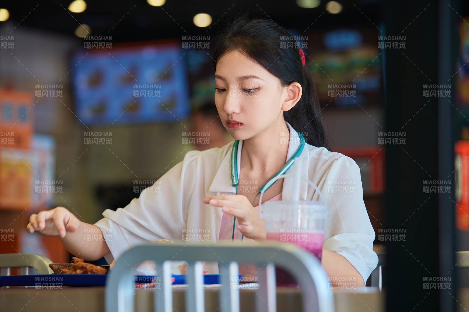 在商场快餐厅大吃特吃的中国可爱少女人像图片