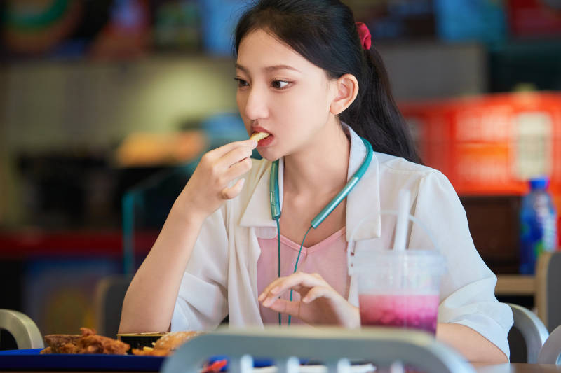 在商场快餐厅大吃特吃的中国可爱少女人像图片