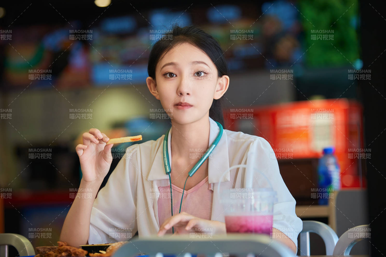 在商场快餐厅大吃特吃的中国可爱少女人像图片