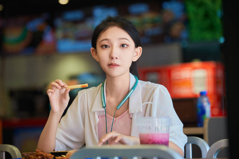 在商场快餐厅大吃特吃的中国可爱少女人像图片