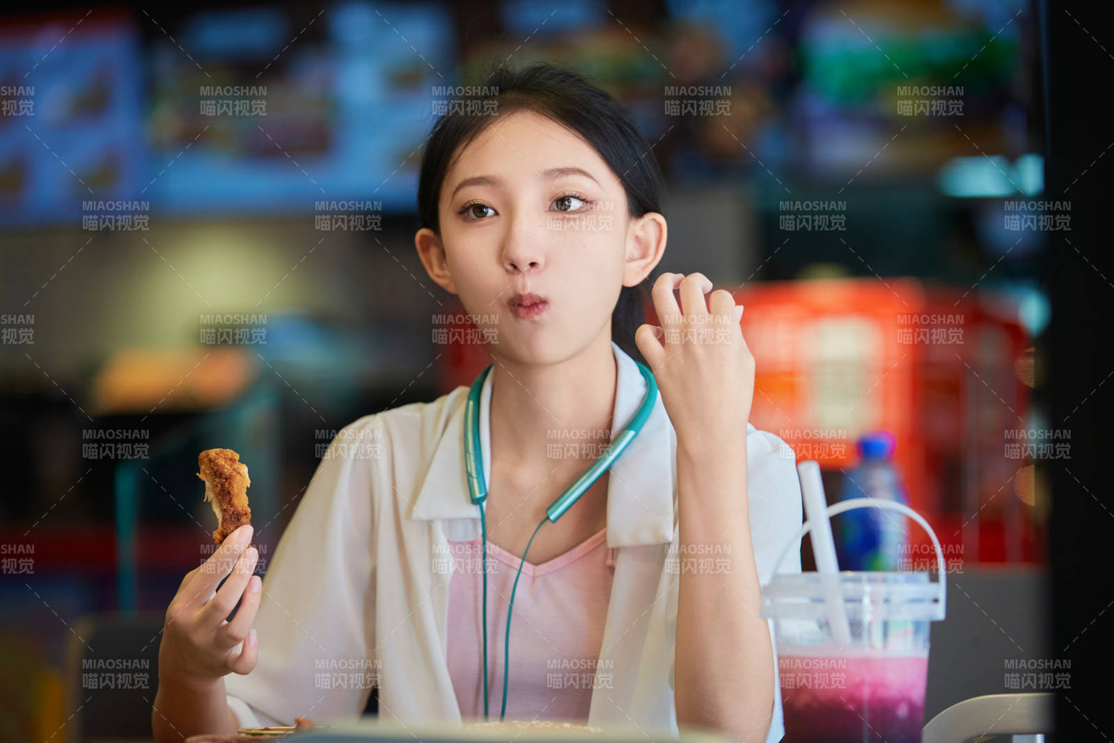 在商场快餐厅大吃特吃的中国可爱少女人像图片