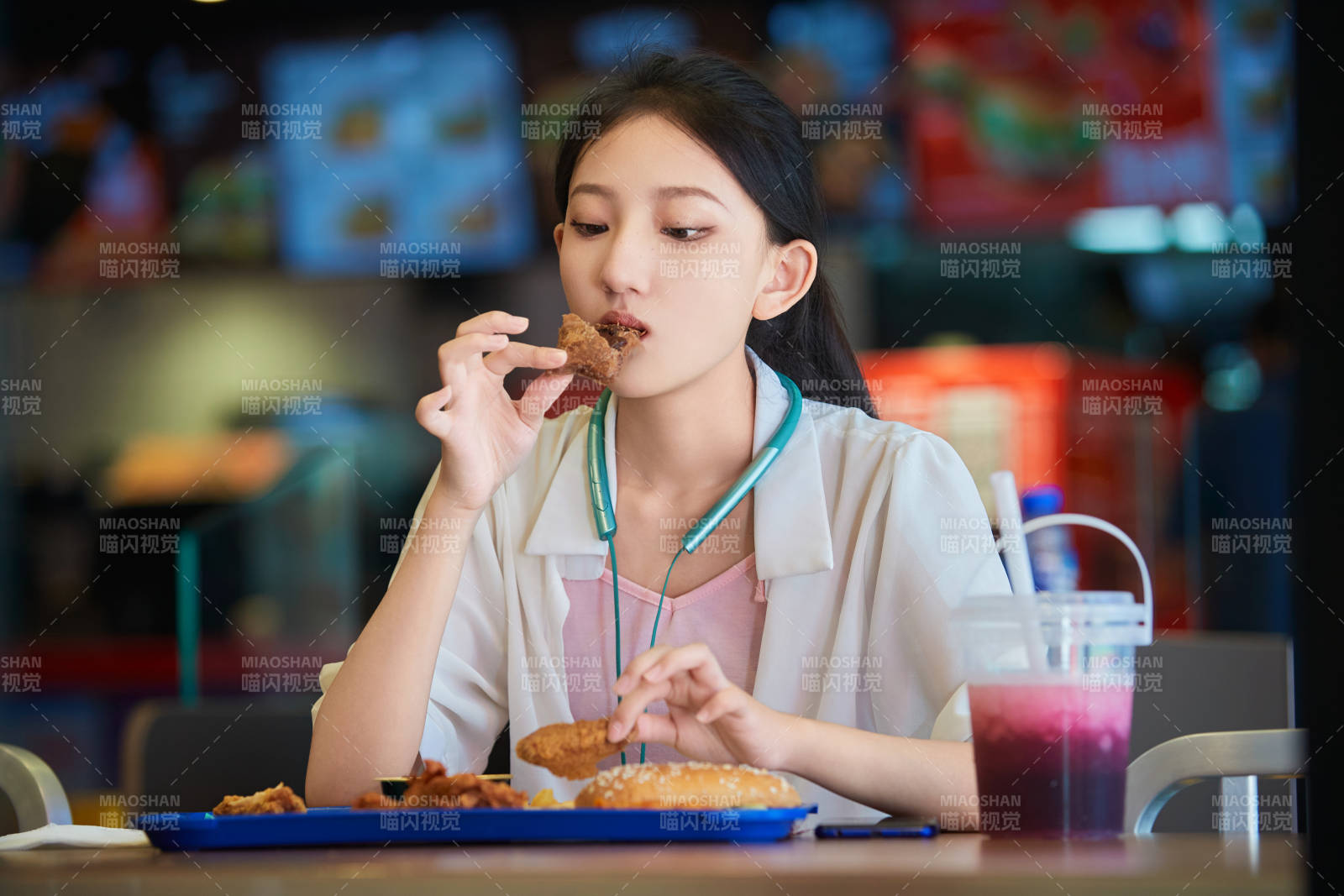 在商场快餐厅大吃特吃的中国可爱少女人像图片