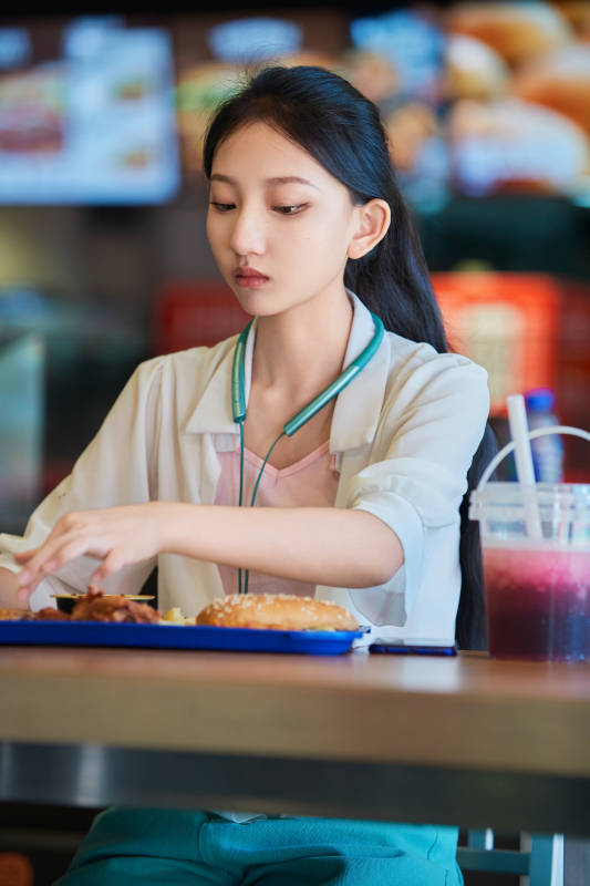 在商场快餐厅大吃特吃的中国可爱少女人像图片