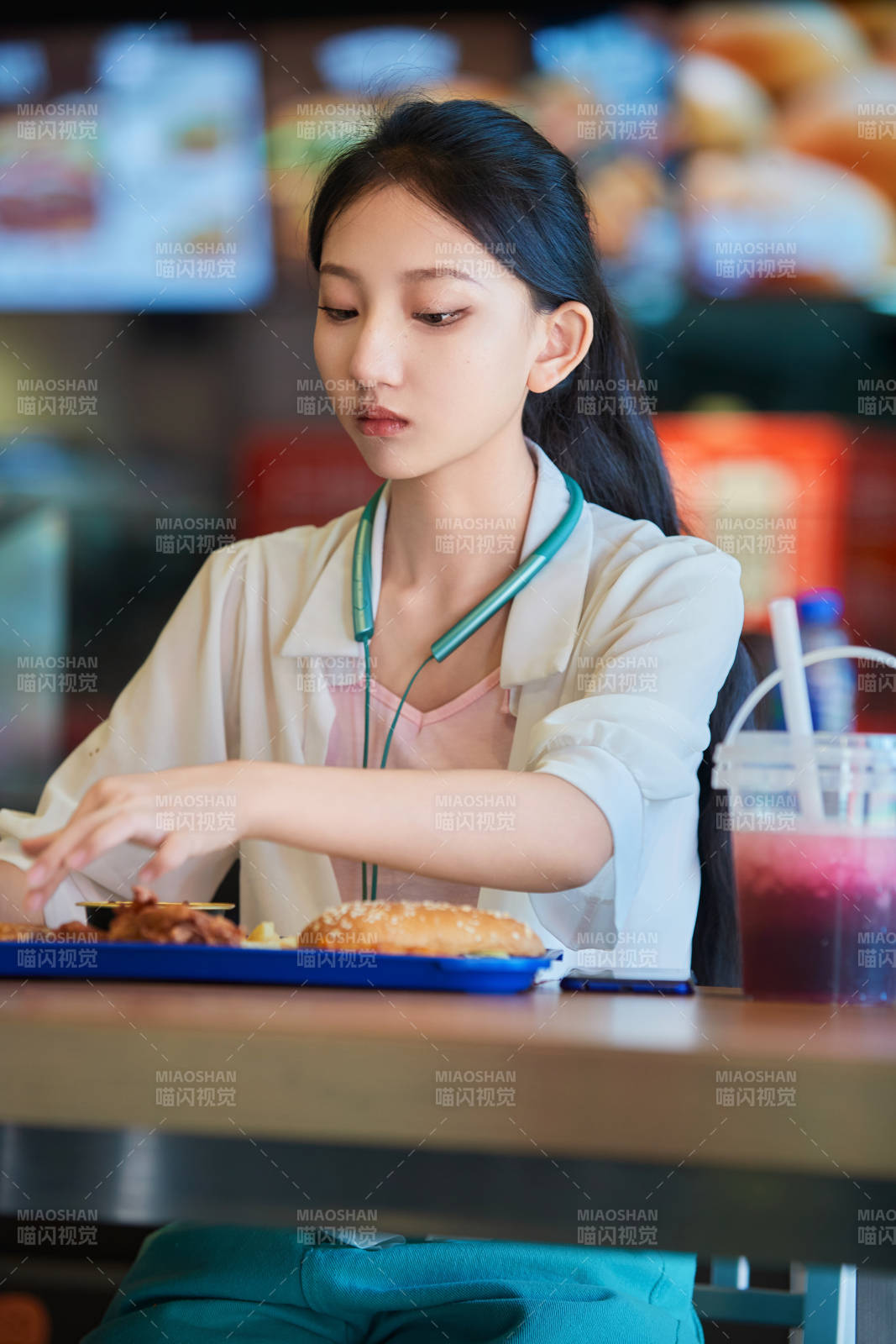 在商场快餐厅大吃特吃的中国可爱少女人像图片