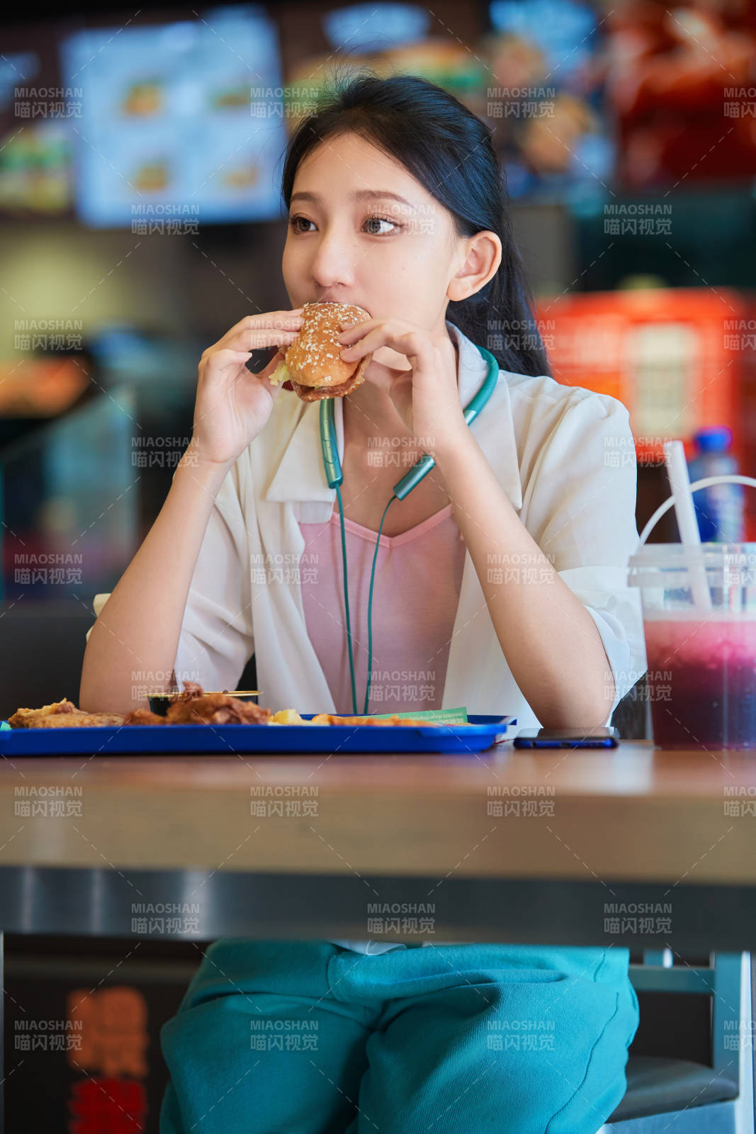 在商场快餐厅大吃特吃的中国可爱少女人像图片