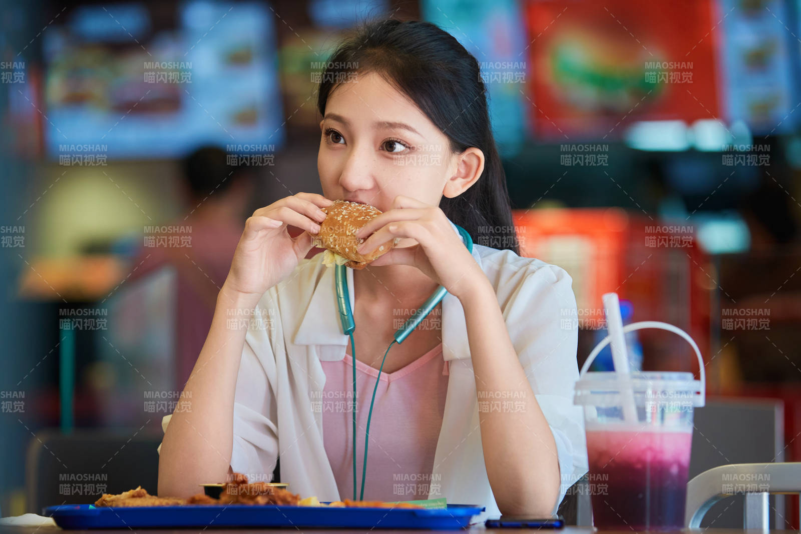 在商场快餐厅大吃特吃的中国可爱少女人像图片