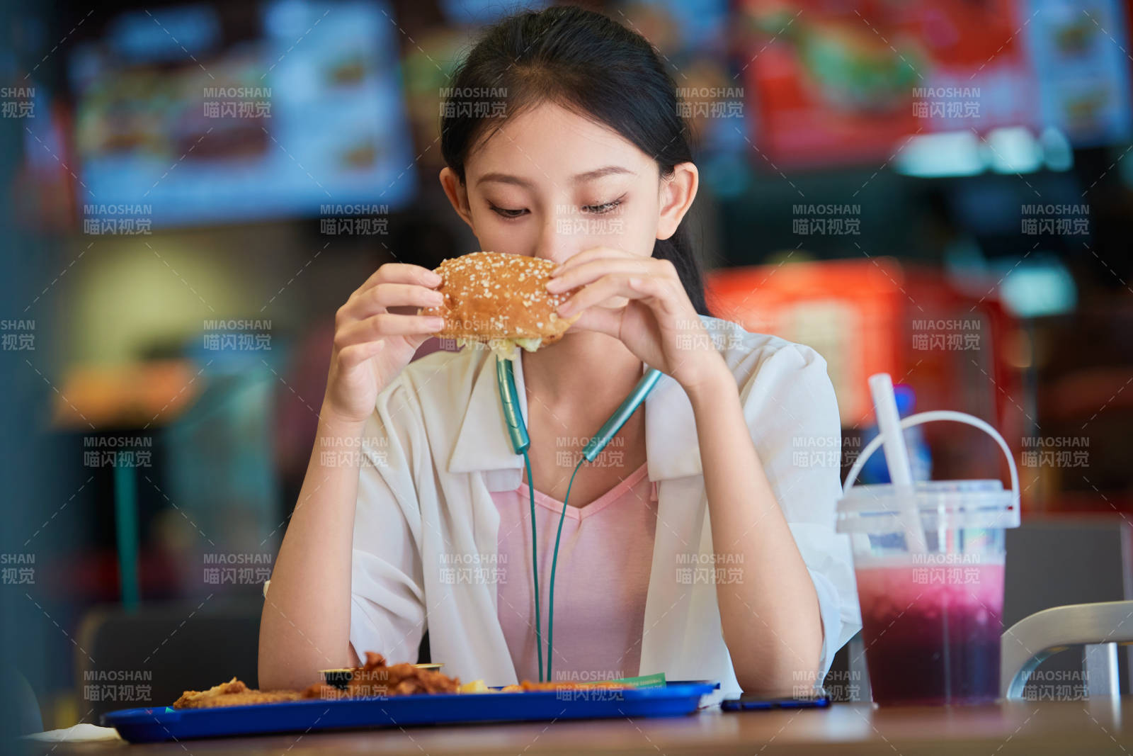 在商场快餐厅大吃特吃的中国可爱少女人像图片