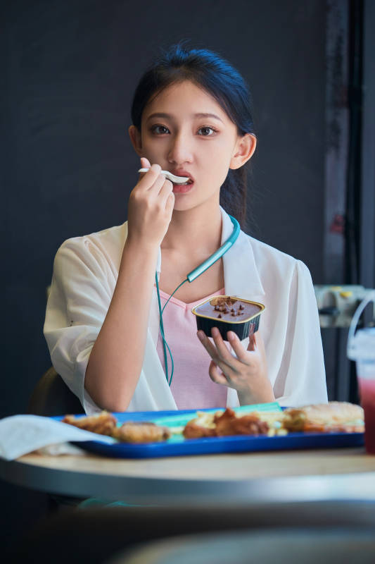 在商场快餐厅大吃特吃的中国可爱少女人像图片
