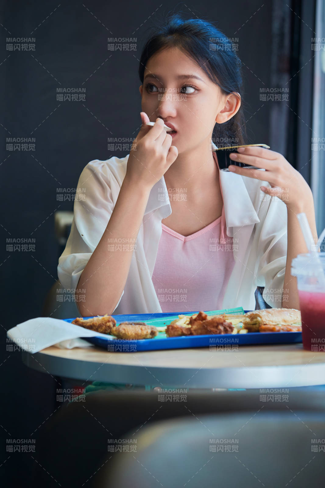 在商场快餐厅大吃特吃的中国可爱少女人像图片