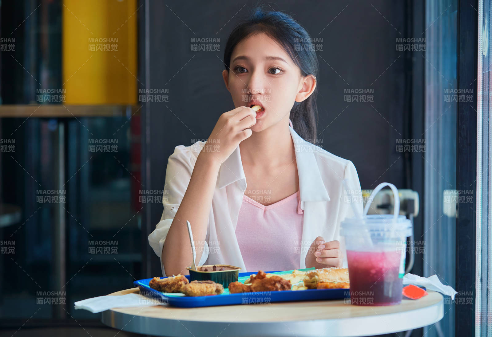 在商场快餐厅大吃特吃的中国可爱少女人像图片