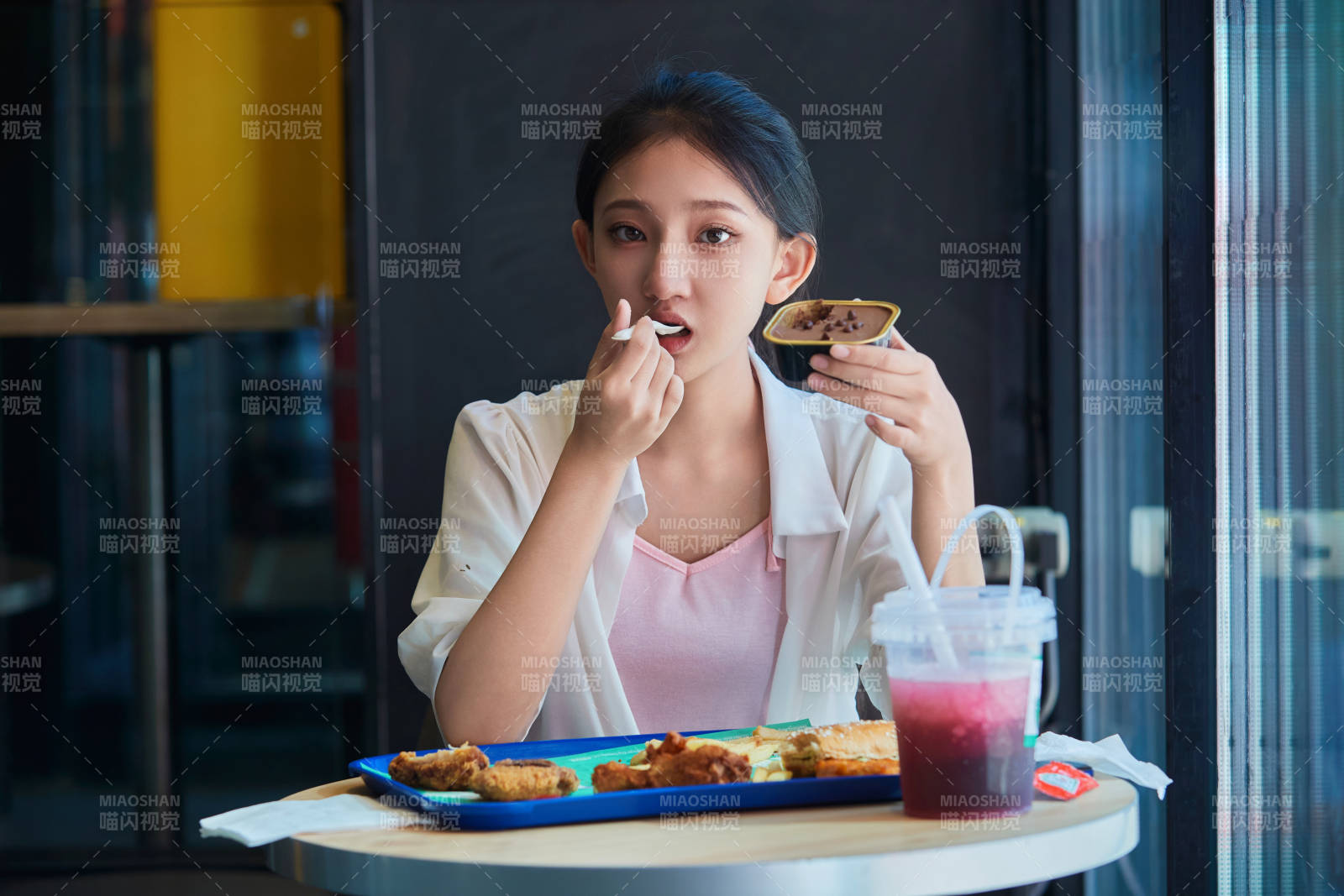 在商场快餐厅大吃特吃的中国可爱少女人像图片