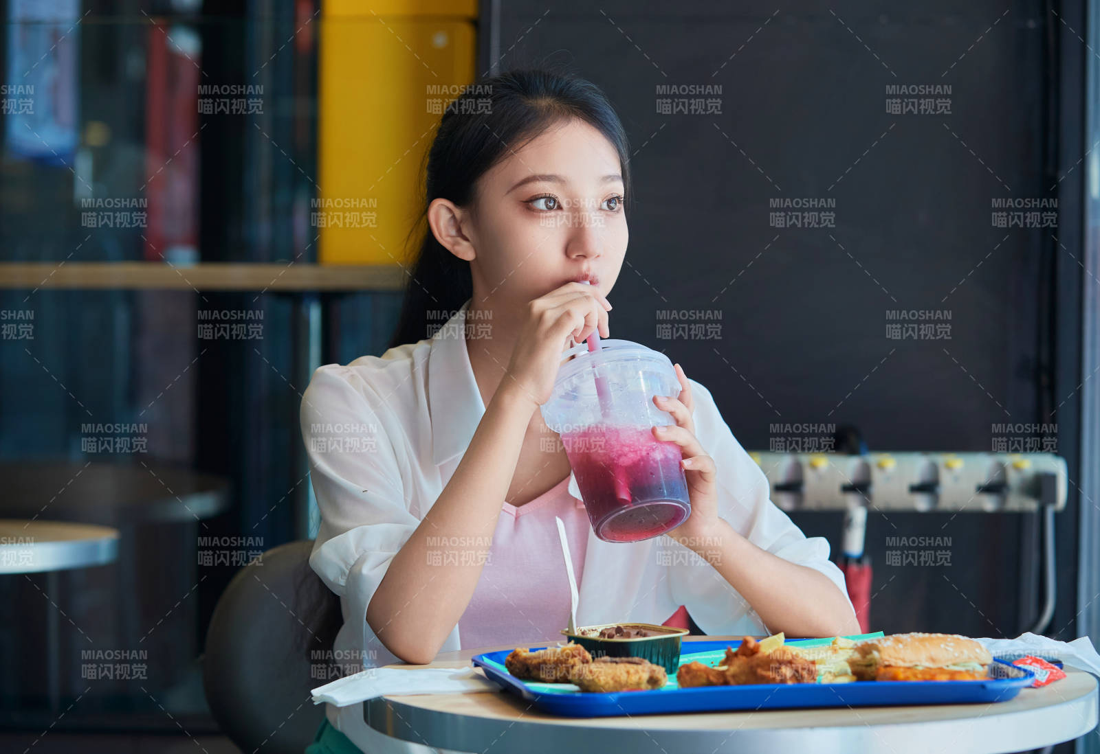 在商场快餐厅大吃特吃的中国可爱少女人像图片