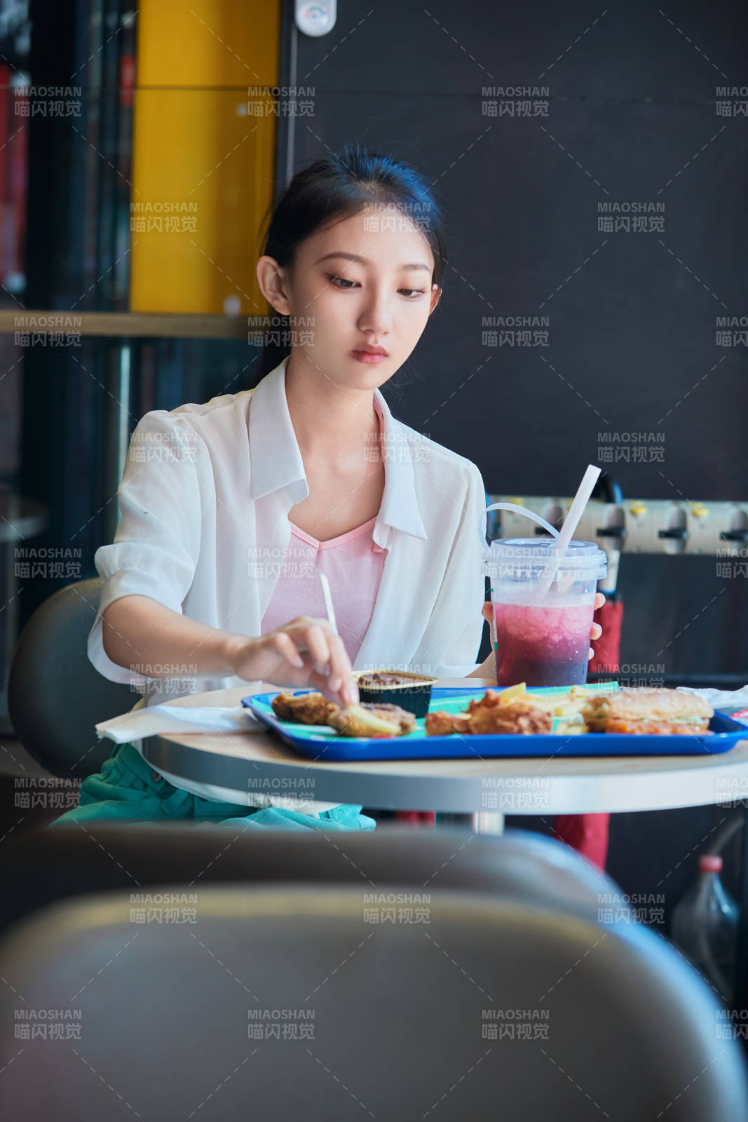 在商场快餐厅大吃特吃的中国可爱少女人像图片