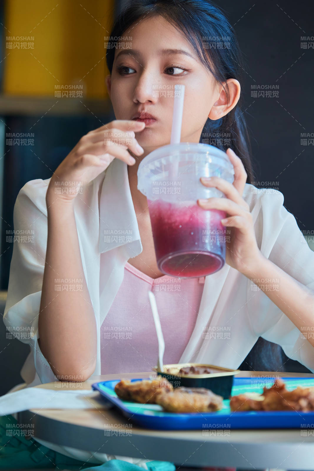 在商场快餐厅大吃特吃的中国可爱少女人像图片