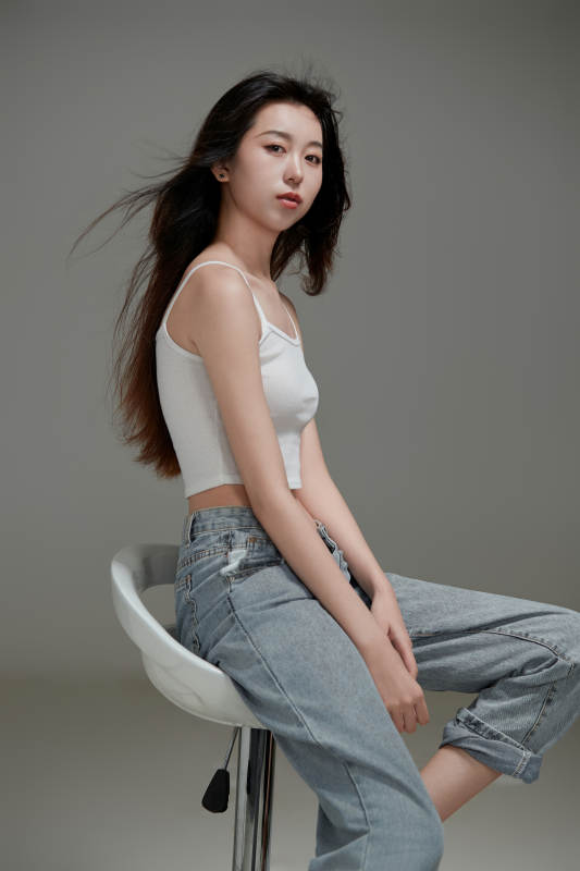 年轻活力亚洲年轻女性形象图片