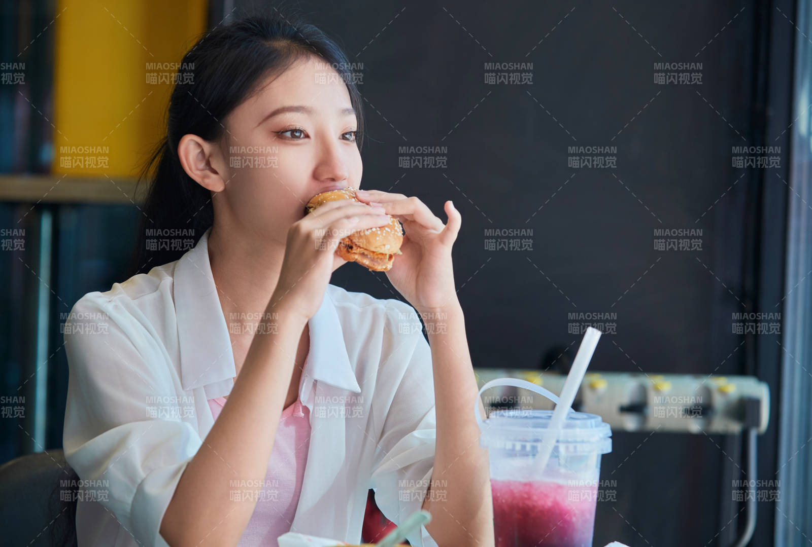 在商场快餐厅大吃特吃的中国可爱少女人像图片