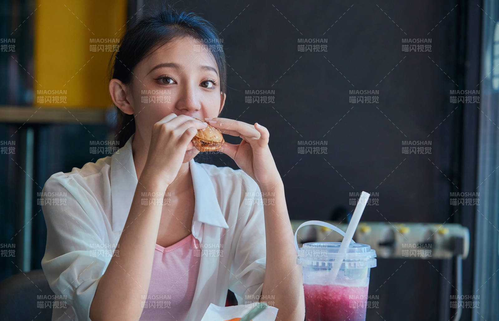 在商场快餐厅大吃特吃的中国可爱少女人像图片