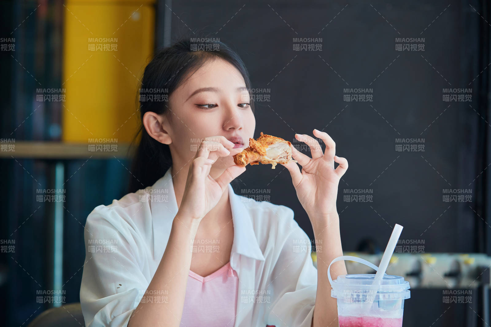 在商场快餐厅大吃特吃的中国可爱少女人像图片