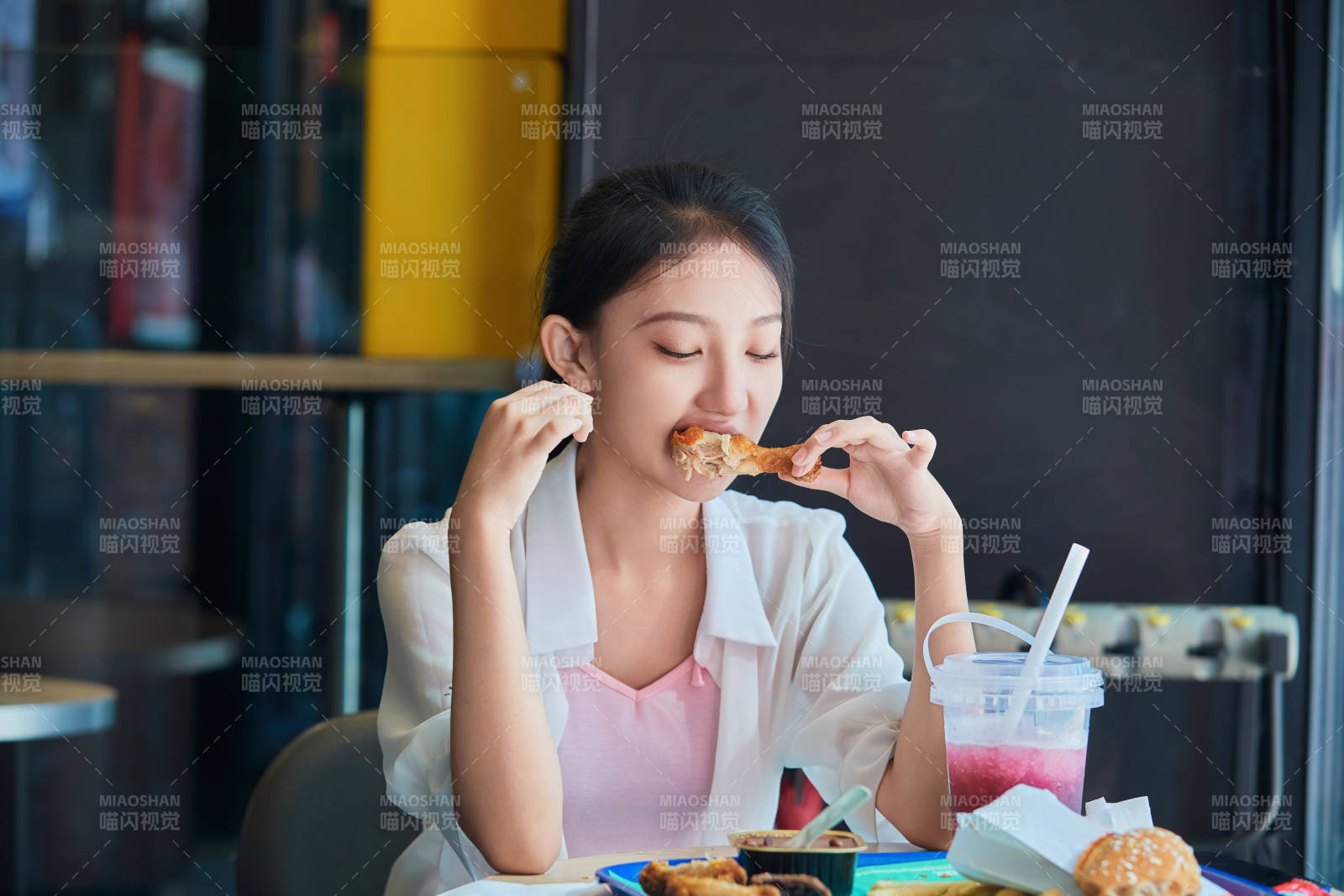 在商场快餐厅大吃特吃的中国可爱少女人像图片