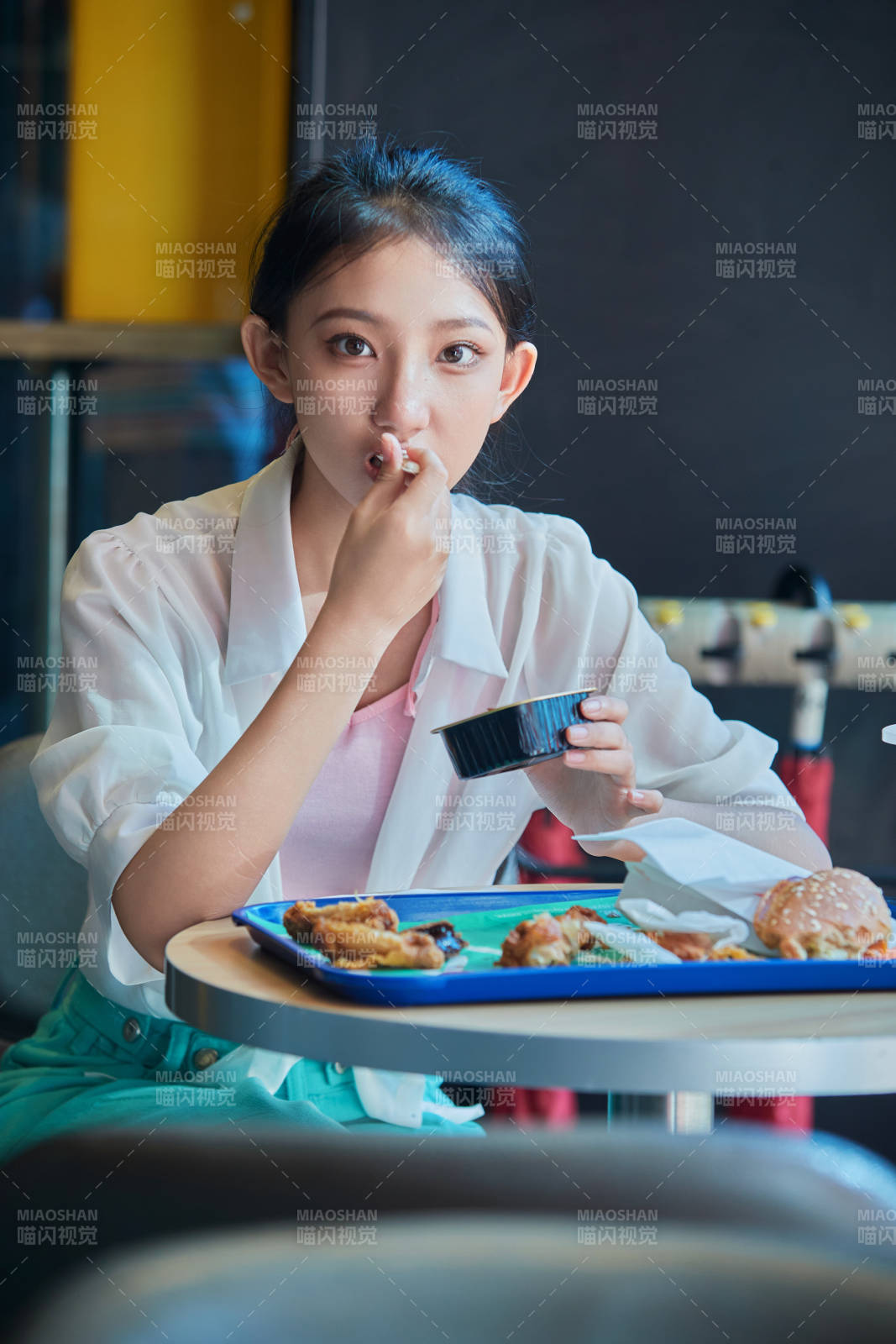 在商场快餐厅大吃特吃的中国可爱少女人像图片