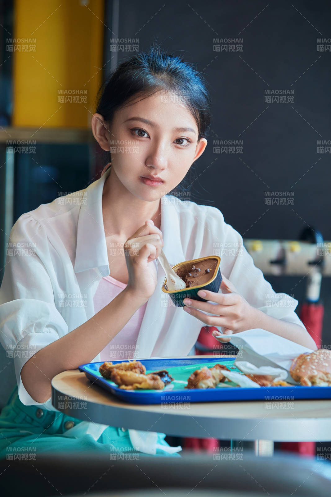 在商场快餐厅大吃特吃的中国可爱少女人像图片