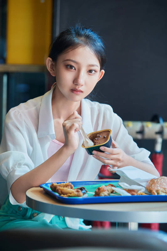 在商场快餐厅大吃特吃的中国可爱少女人像图片