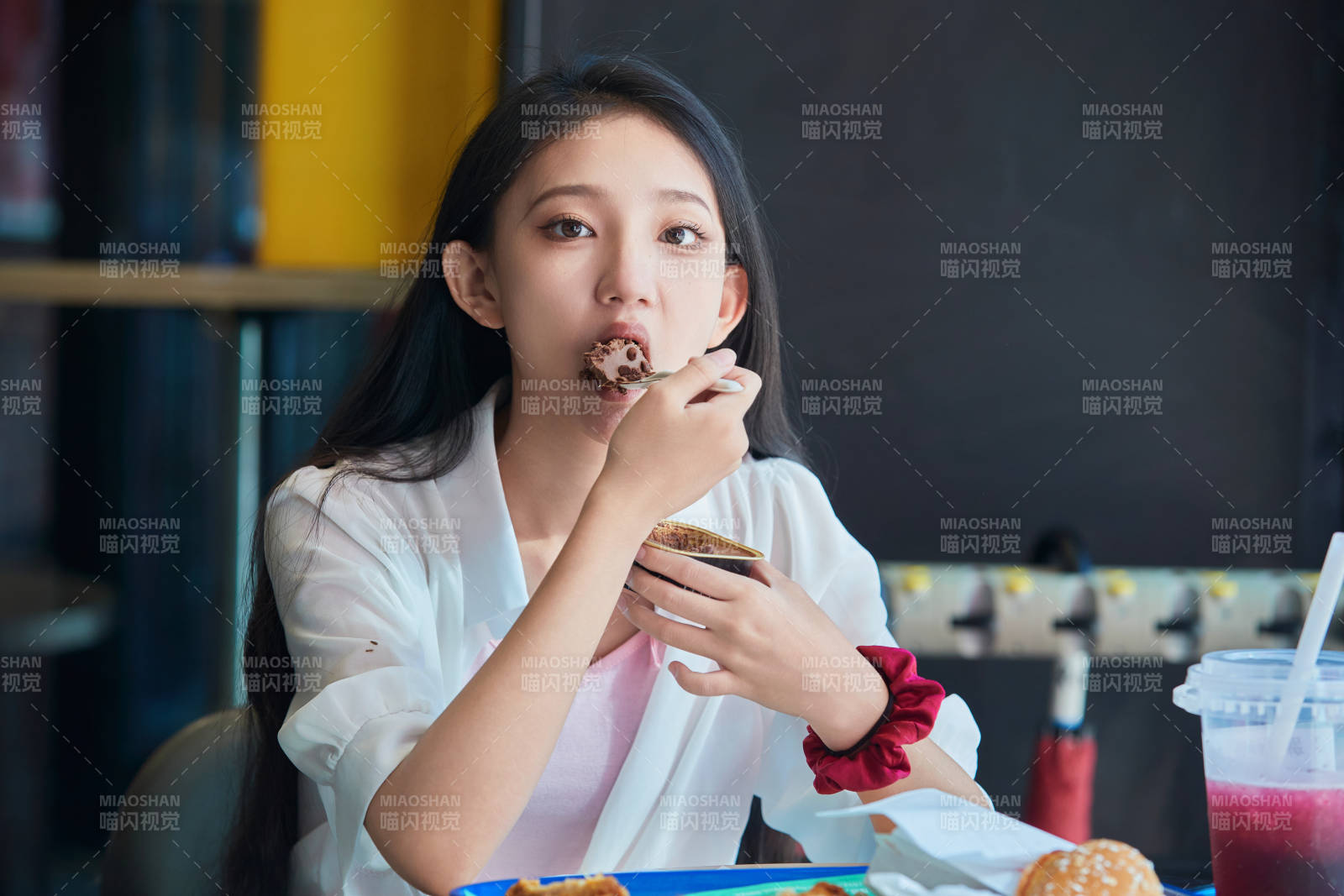 在商场快餐厅大吃特吃的中国可爱少女人像图片