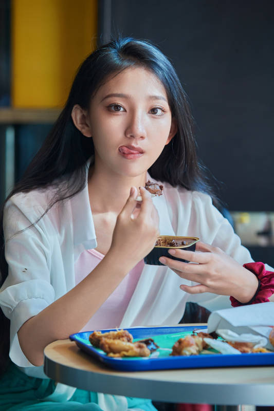 在商场快餐厅大吃特吃的中国可爱少女人像图片