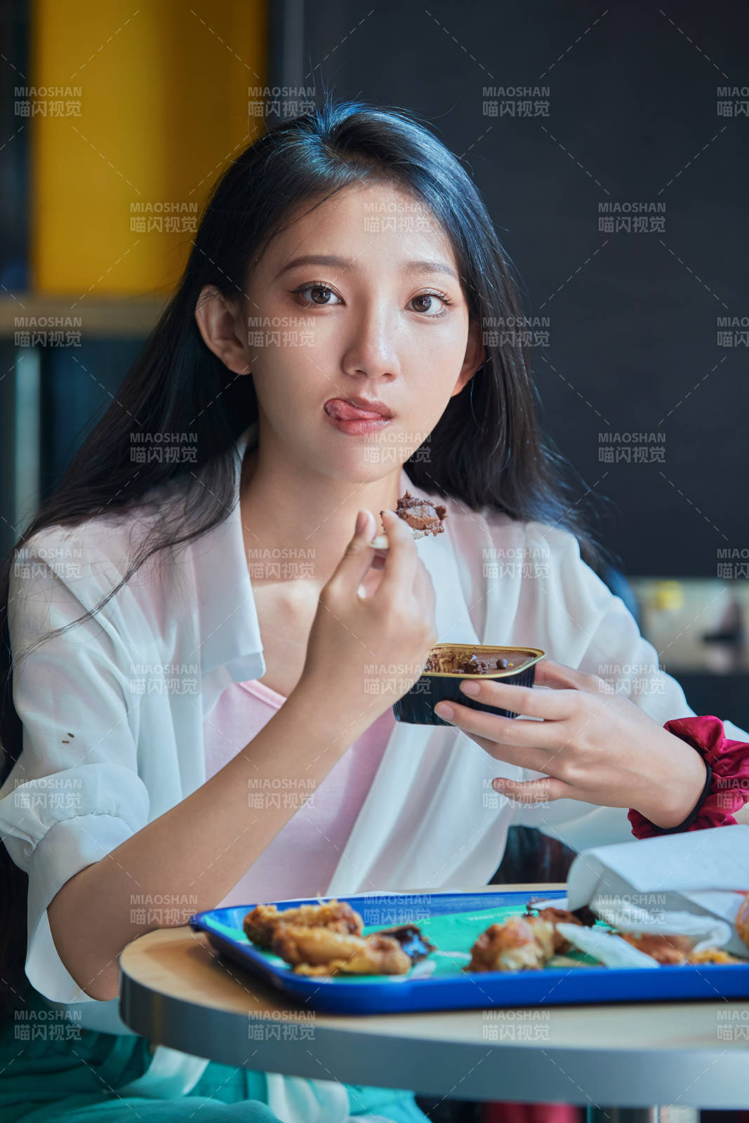 在商场快餐厅大吃特吃的中国可爱少女人像图片