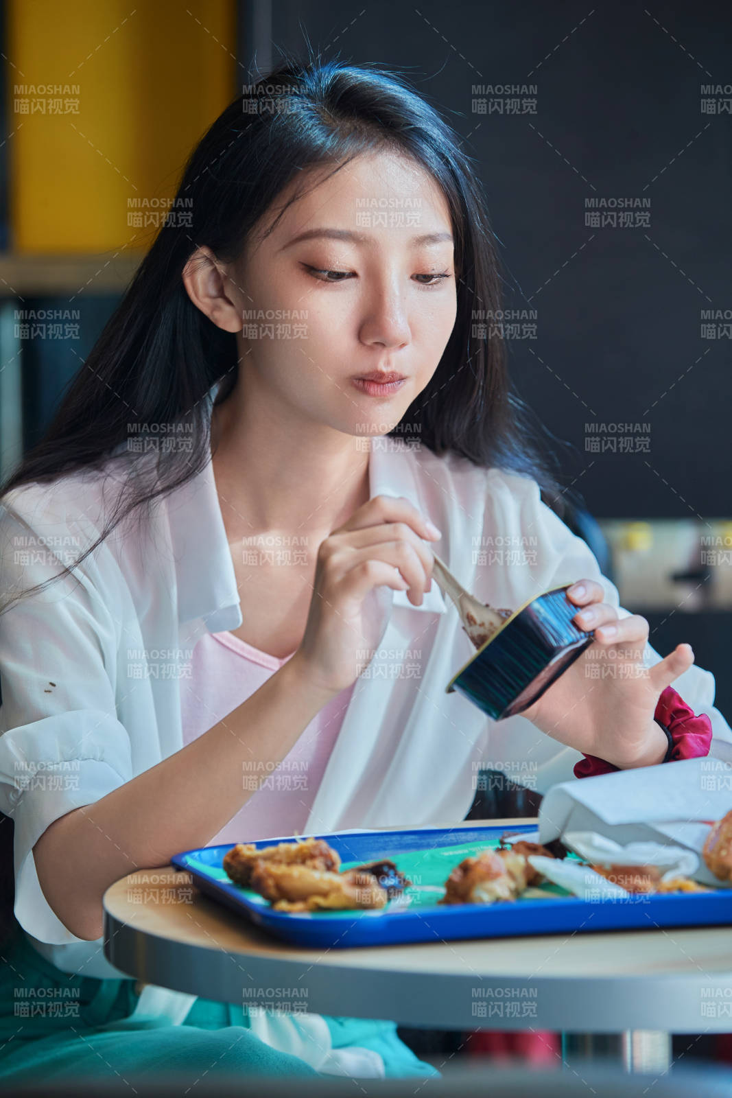在商场快餐厅大吃特吃的中国可爱少女人像图片