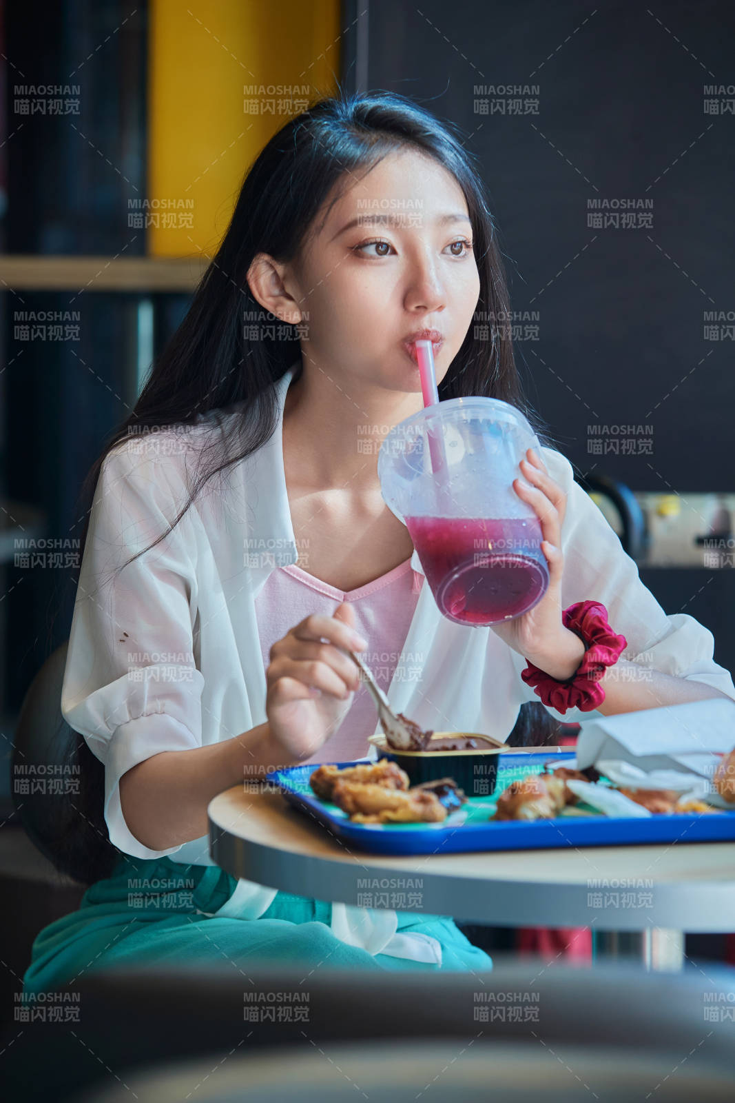 在商场快餐厅大吃特吃的中国可爱少女人像图片