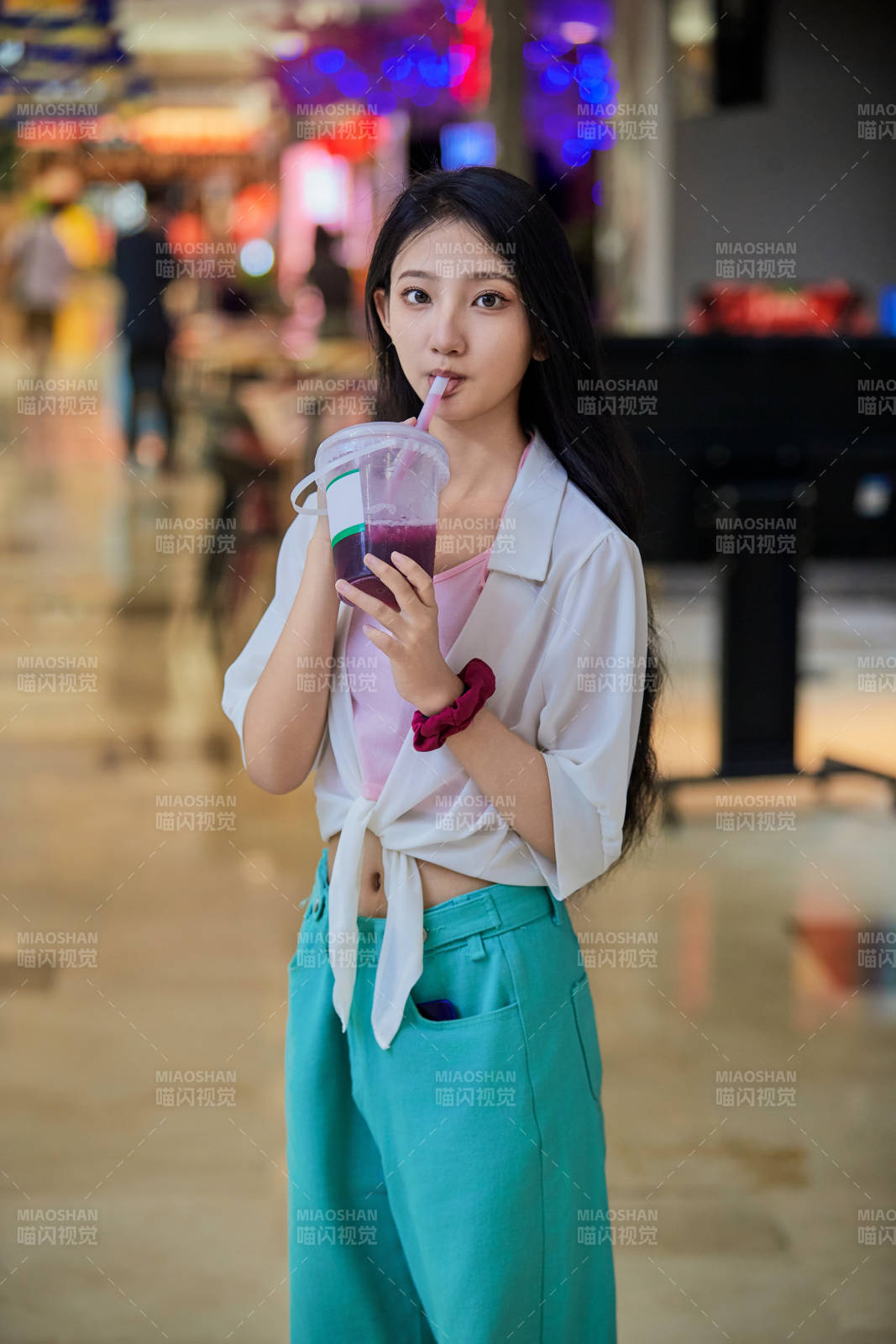 假日悠闲逛商场的中国少女图片