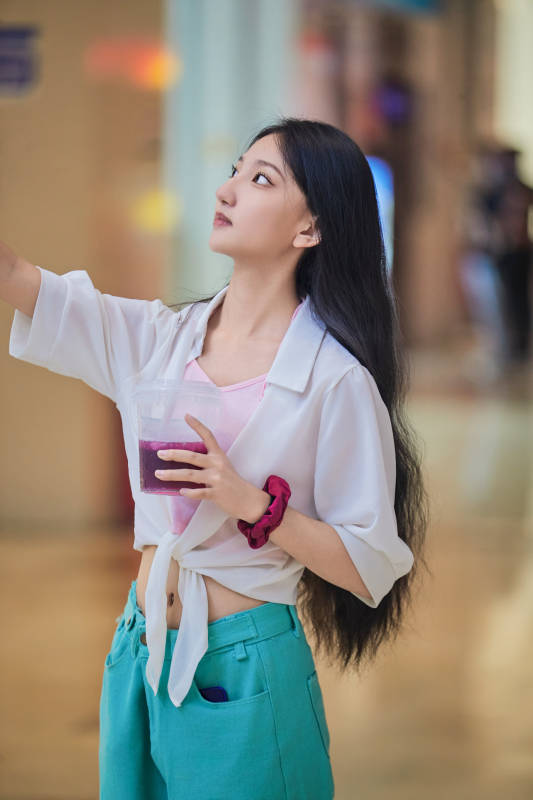 假日悠闲逛商场的中国少女图片