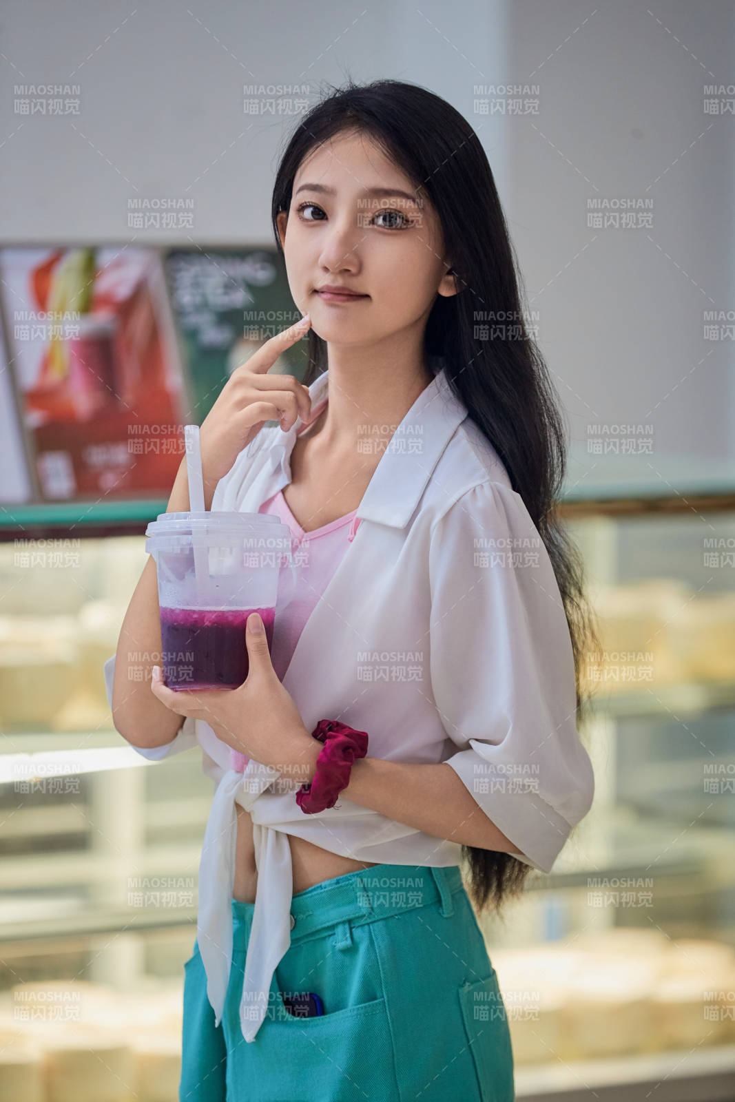 假日悠闲逛商场的中国少女图片