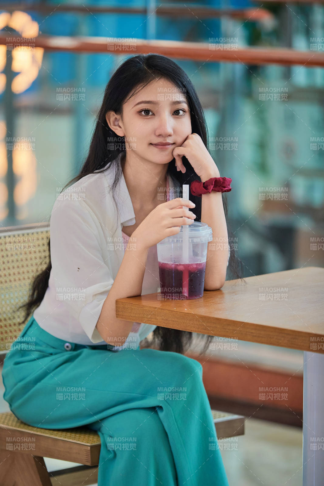 假日悠闲逛商场的中国少女图片