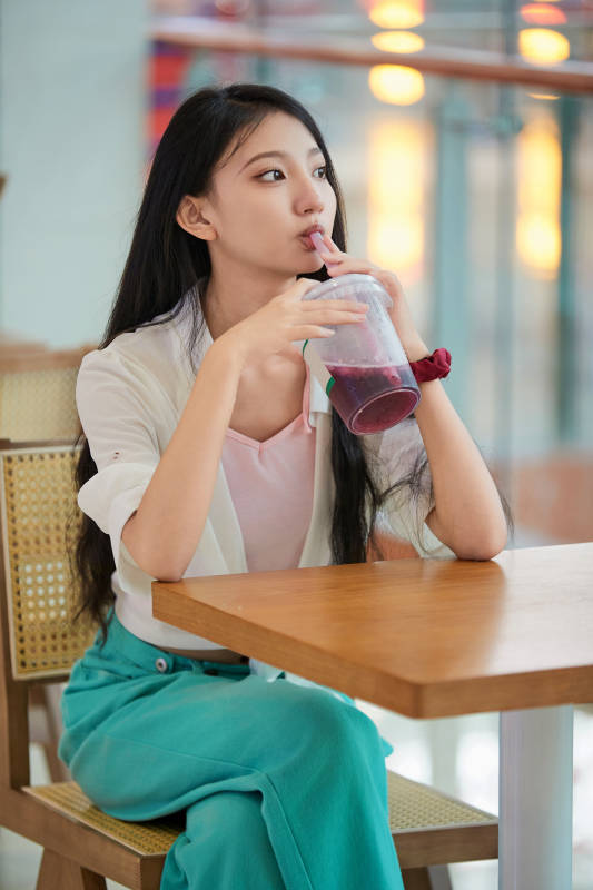 假日悠闲逛商场的中国少女图片