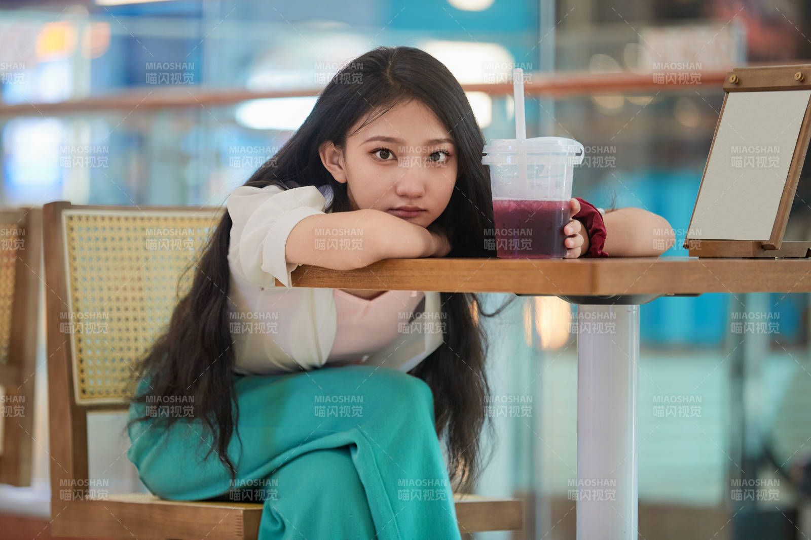 假日悠闲逛商场的中国少女图片