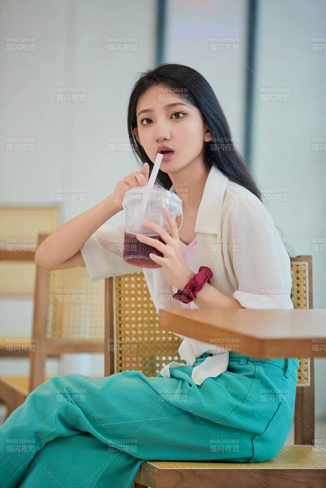 假日悠闲逛商场的中国少女图片