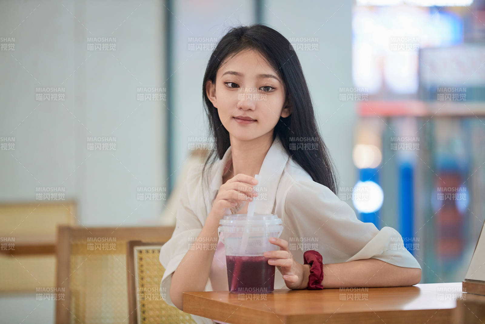 假日悠闲逛商场的中国少女图片