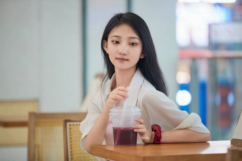 假日悠闲逛商场的中国少女图片